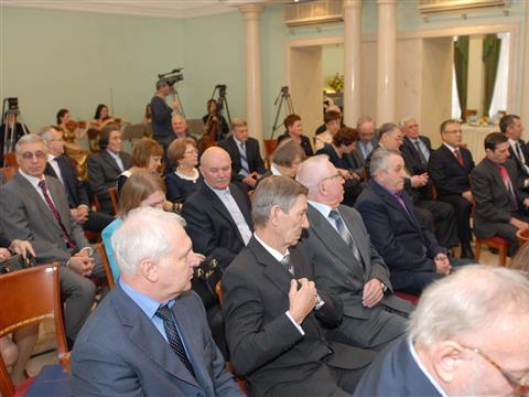Николай Меркушкин вручил жителям области государственные и региональные награды