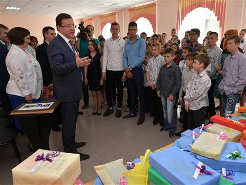 Глава региона посетил центр помощи детям, оставшимся без попечения родителей, "Искра"