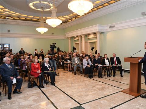 Накануне Дня конституции Дмитрий Азаров вручил государственные награды