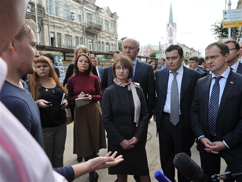 Министр культуры РФ и губернатор посетили будущий молодежный комплекс "Дирижабль"