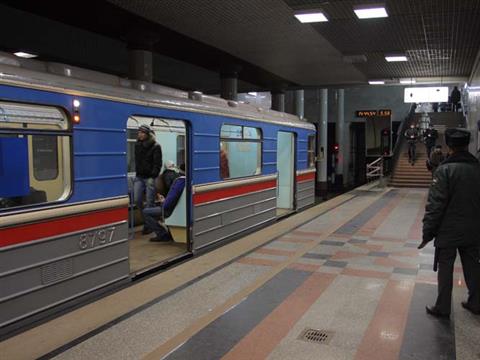 Владимир Артяков проверил безопасность станции метро "Российская" 