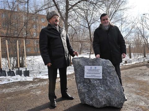 Во вторник, 26 марта, на площадке перед СГЭУ состоялась торжественная закладка первого камня в строительстве нового бассейна