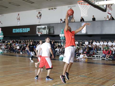 Звезда НБА Роберт Орри поучаствовал в открытии спортзала в Тольятти 