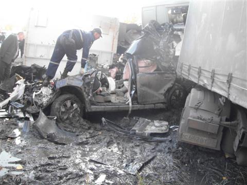 На трассе М-5 Subaru раздавило двумя грузовиками, водитель погиб (видео)