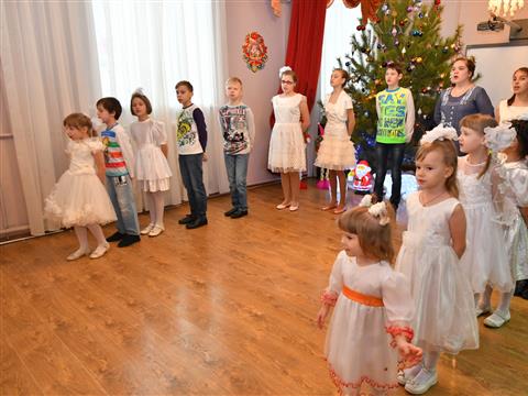Дмитрий Азаров поздравил с Рождеством и Новым годом воспитанников приюта "Ровесник"
