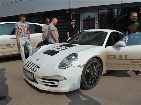 В Самару прибыли участники автопробега Porsche "911 часов с 911"