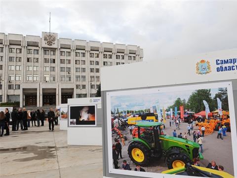 На площади Славы открылась фотовыставка в честь 160-летия губернии