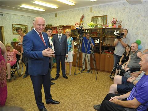 Николай Меркушкин вручил золотую медаль выпускнику с ограниченными возможностями в реабилитационном центре "Преодоление"