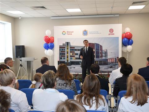  Дмитрий Азаров посетил новую поликлинику в Волжском районе в микрорайоне "Южный город"