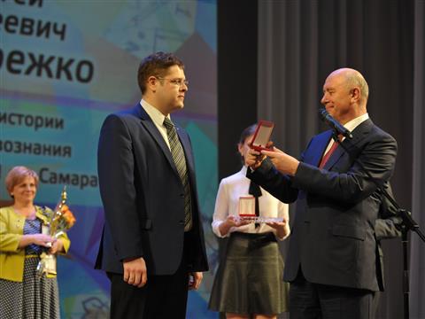 Губернатор вручил победителю конкурса "Учитель года — 2015" Сергею Кочережко ключи от автомобиля