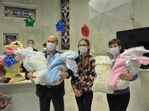 Из перинатального центра Тольятти выписали четверняшек, которые родились перед Новым годом