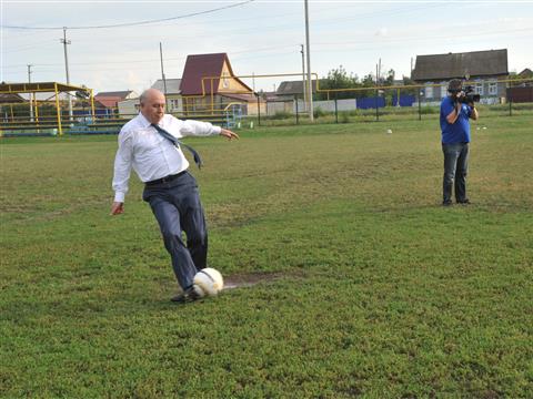 Губернатор лично опробовал качество футбольной площадки в Большой Глушице