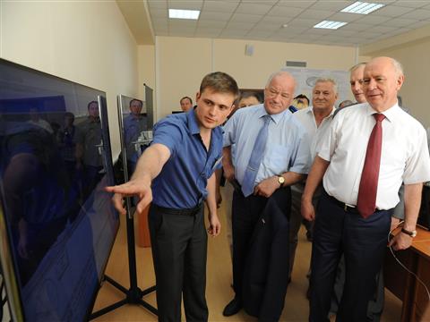 Ученые показали губернатору студенческий спутник "Аист-2"