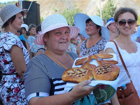 В Ширяево угощали вишневыми пирогами 