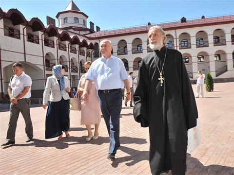 Николай Меркушкин посетил Свято-Богородичный мужской монастырь