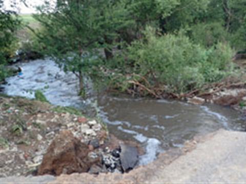 В Красноармейском районе при подъеме уровня воды в пруду размыло дамбу