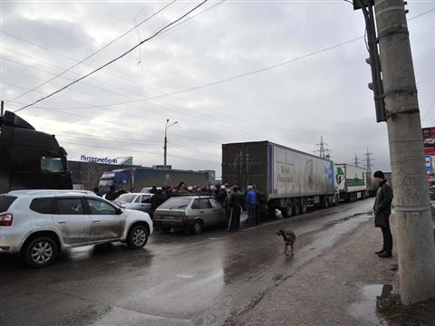 В Самаре водители фур перекрыли часть Московского шоссе
