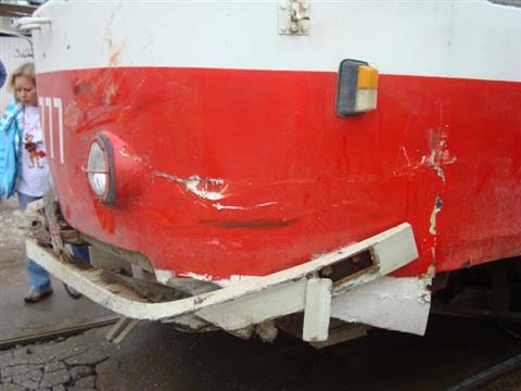 В Самаре трамвай протаранил три автомобиля, один человек погиб 