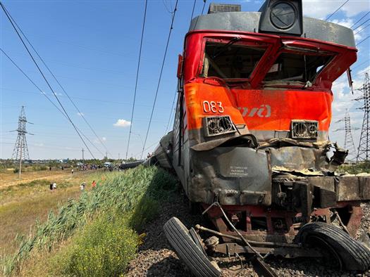 Грузовик раздавило всмятку, но его водитель после этого остался жив