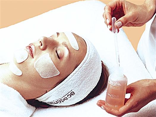 Летом особое значение приобретают увлажняющие процедуры для кожи лица