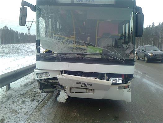На трассе Москва-Челябинск Mercedes столкнулся с автобусом из Тольятти