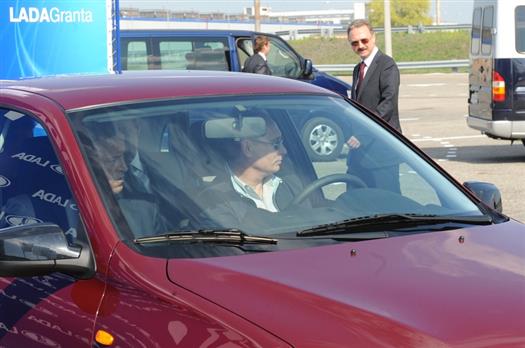 Путин не знал об электронной педали газа, которой оборудована Granta, поэтому не смог сразу завести машину
