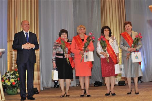 Десятки жительниц губернии стали лауреатами областной акции "Женщина года"