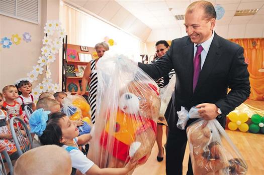 Дети обрадовались мягким игрушкам, которые им подарил Владимир Артяков