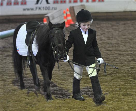 Aвтор: Екатерина УХАНОВА
8-летней Юле Макаровой досталась своенравная и непослушная лошадка