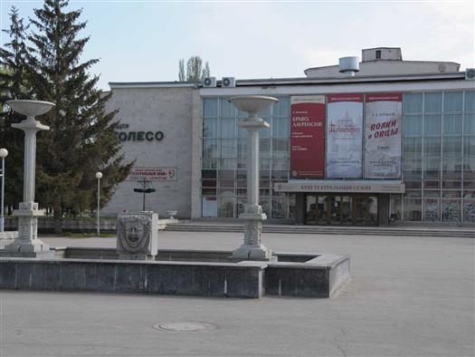 В понедельник, 10 декабря, в гордуме Тольятти состоялись депутатские слушания по ситуации, сложившейся
в драматическом театре "Колесо"
