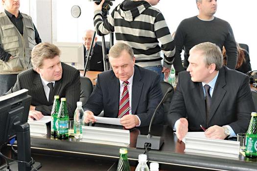 Анатолий Пушков (слева) получит 100 млн рублей, чтобы расплатиться с УК