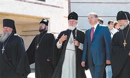 Архиепископ Сергий и Владимир Артяков солидарны во мнении, что монастыри способствуют
пробуждению самосознания народа