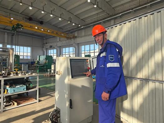 Павел Ломакин за работой