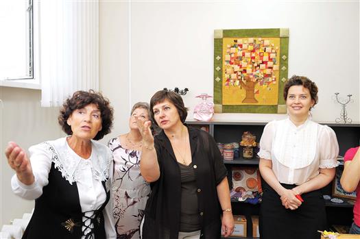 Тольяттинские рукодельницы, занимающиеся в кружке при ЦСО , показали Марине Антимоновой (в центре) свои работы