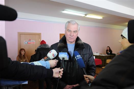 Лидер первого тура выборов мэра Тольятти Александр Шахов принял участие в голосовании. В 12.30 вместе с женой и младшим сыном кандидат посетил избирательный участок школы № 58.