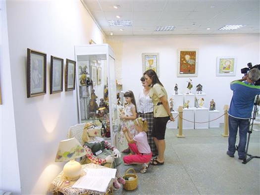 С экспонатами выставки с интересом знакомились и дети, и взрослые.