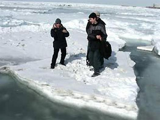23 апреля в Тольятти в 16.20 сотрудники МЧС спасли 3 детей, катающихся на льдине по Волге