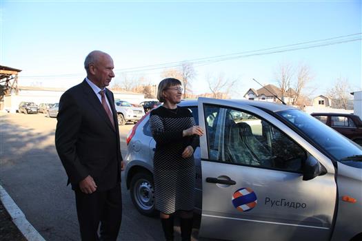"РусГидро" подарила хосписам Самары и Тольятти машины для перевозки пациентов
