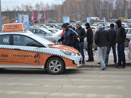 Активисты "СтопХама" аккуратно наклеивали свои наклейки на автомобили проштрафившихся водителей