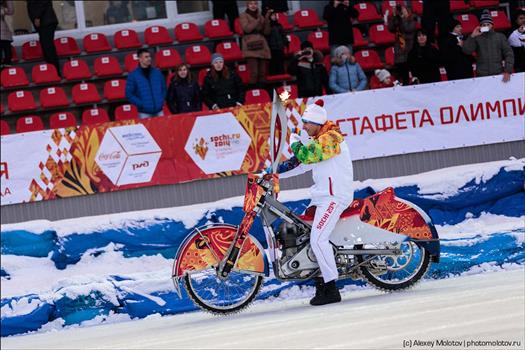 Даниила Иванова,  с закрепленным на руле мотоцикла факелом Олимпиады-2014, в сопровождении трех мотоциклистов на глазах 10 тыс. зрителей проехал по тольяттинскому треку