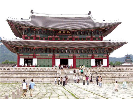 Туристы из разных стран стремятся в Южную Корею, чтобы познакомиться с ее самобытной культурой