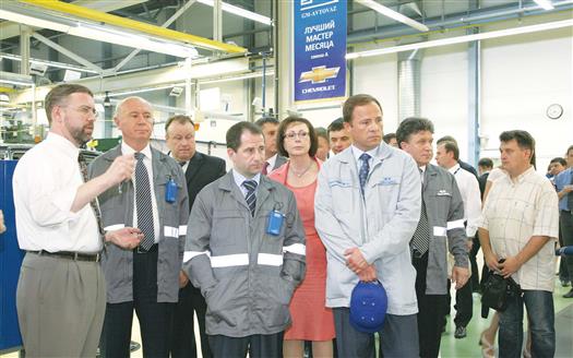 Джеффри Гловер (слева) рассказал Николаю Меркушкину и Михаилу Бабичу об особенностях работы конвейера СП «GM-АвтоВАЗ»