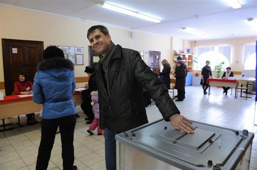 В воскресенье, 18 марта, в 11:30 кандидат в мэры Тольятти Сергей Андреев принял участие в голосовании. Вместе с женой он пришел на избирательный участок, расположенный в школе № 93 Автозаводского района города.
