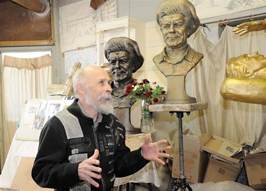В мастерской Алексея Кузнецова - два гипсовых скульптурных портрета Валентина Пурыгина.