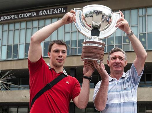Кубок мира провезли на открытом фургоне по улицам Тольятти, и каждый горожанин мог подержать почти 10-килограммовый приз в руках