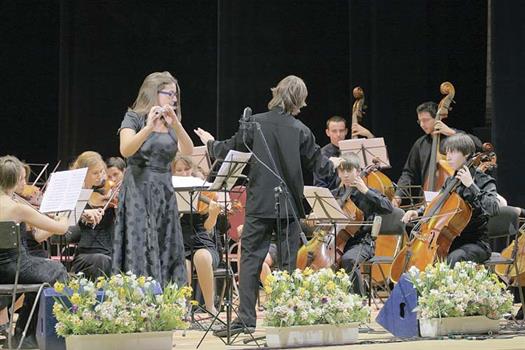 Молодой дирижер Максим Емельянычев управляет международным оркестром
