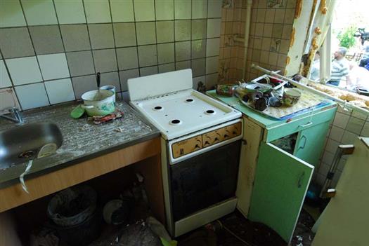 Женщина, решив уйти из жизни, открыла три конфорки газовой плиты и легла на кухне