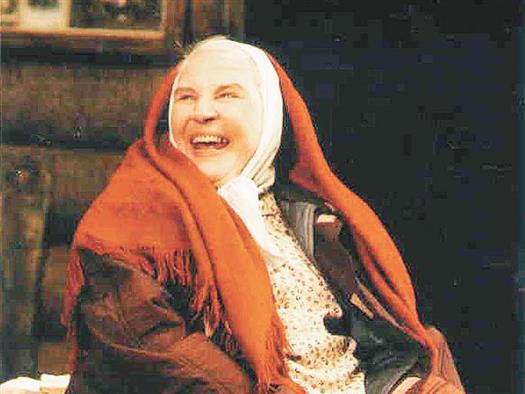 В "Колесе" Валерия Логутенко прославилась в образах "народных бабушек". Такой была и ее героиня из спектакля "Семейный портрет с дензнаками"