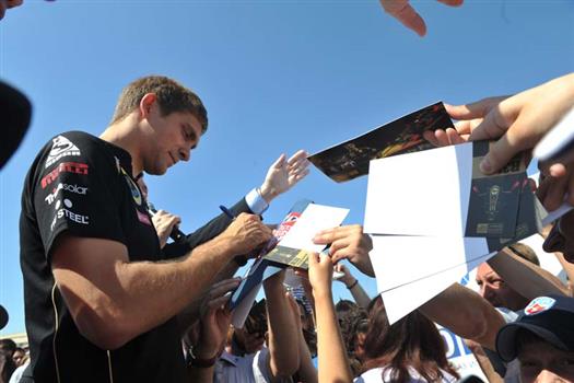 Сотни тольяттинцев желали получить автограф гонщика