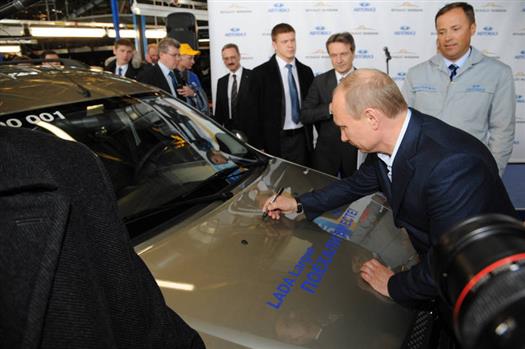 Владимир Путин осмотрел линию сборки Lada Largus и первый автомобиль, сошедший с конвейера. Непосредственно в сборочном цехе он поздравил коллектив АвтоВАЗа, а также всех, кто работал над выпуском модели, с запуском серийного производства.